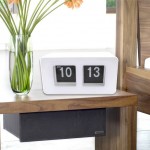 Reloj de mesa retro blanco